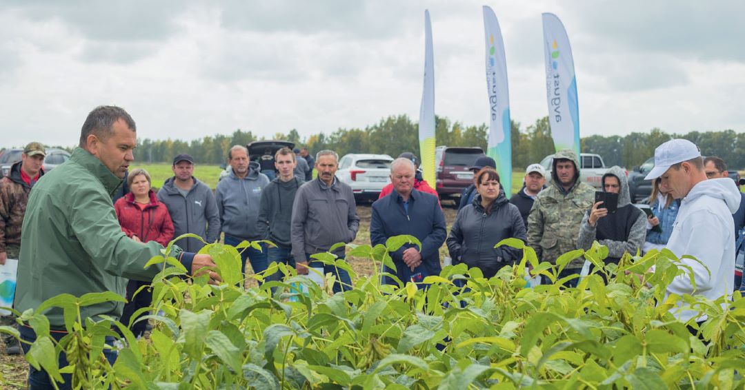Участники семинара на демонстрационном поле КФХ «Енисей»