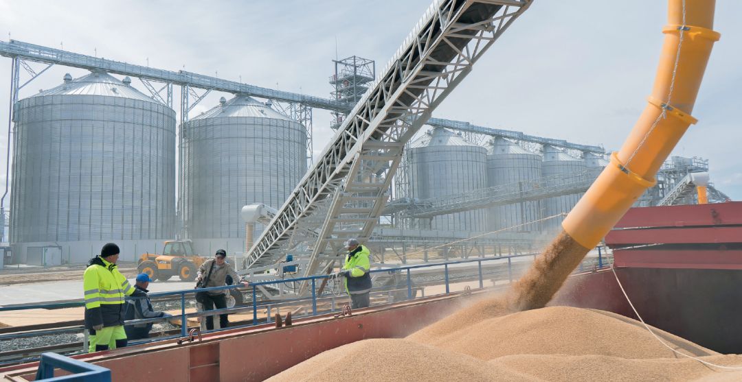 Загрузка сухогруза на элеваторном комплексе «Свияжск-Зернопродукт»