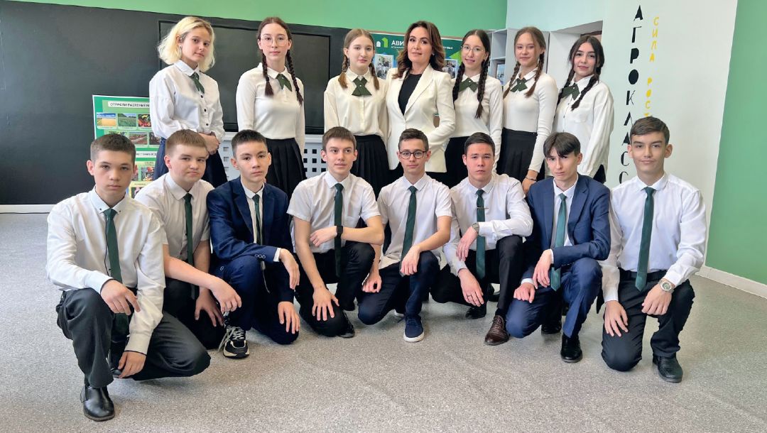 Ш. М. Хабибрахманова с учениками «Агрокласса»