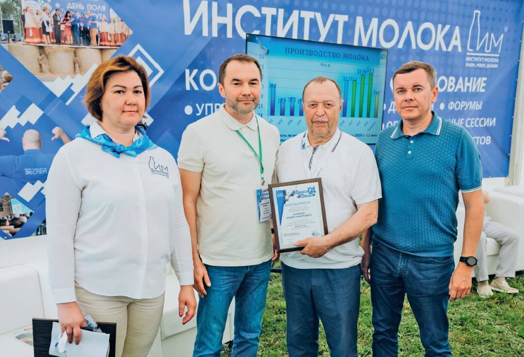 Слева направо: генеральный директор Института молока Т. Нагаева, А. Галяутдинов, глава Тюлячинского района Н. Хазипов и М. Зяббаров