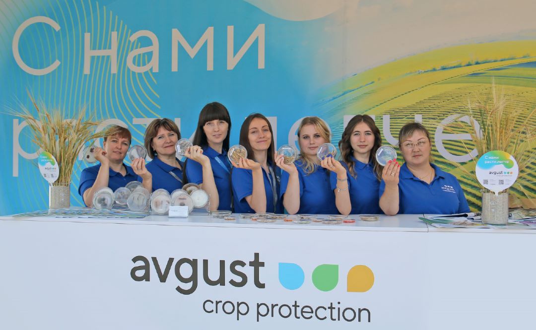 Сотрудники «АгроЛаборатории-Ливны» на стенде