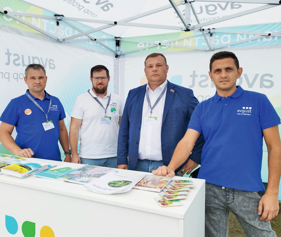 Команда «Августа» на стенде выставки