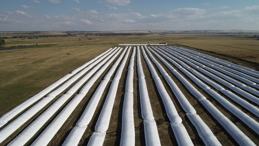 "Август" айыл чарбасы үчүн полимердик материалдарды жана дан сактоочу жеңдерди өндүрүү менен алектенет