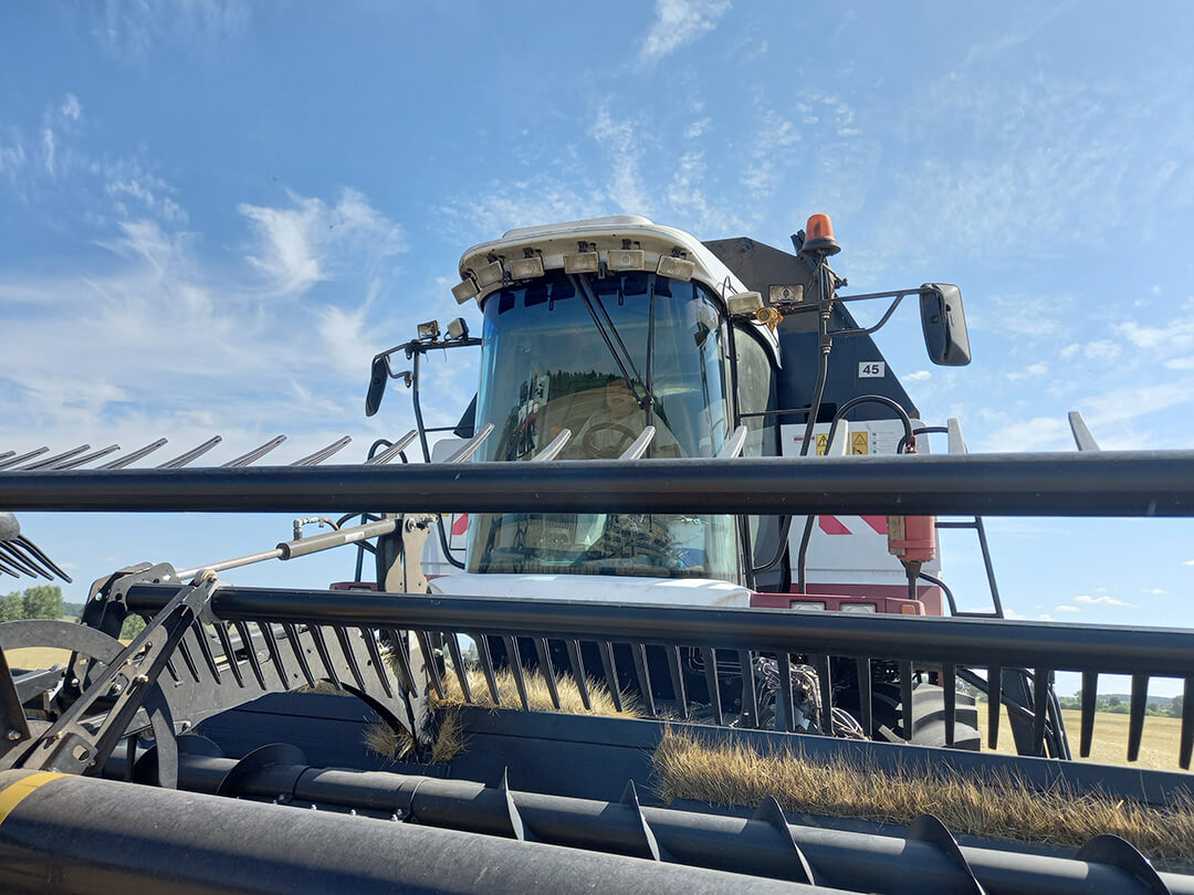 "Август" компаниясынын "Агродолбоор" талаасына учкучсуз башкарылуучу комбайндар чыгат