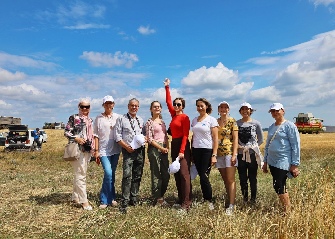 "Августа" Агродолбоорунун талаасындагы сүрөтчүлөр