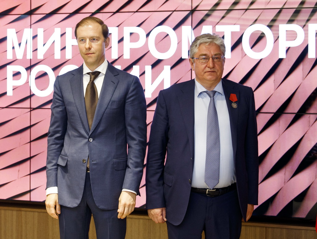 Мамлекеттик сыйлыгыңыз менен куттуктайбыз!