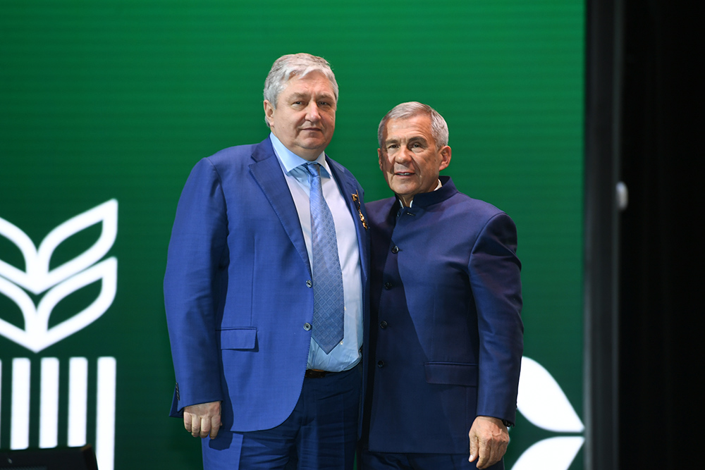 Рустам Минниханов "Август" МКК башчысы Александр Усковду"Достук" ордени менен сыйлады