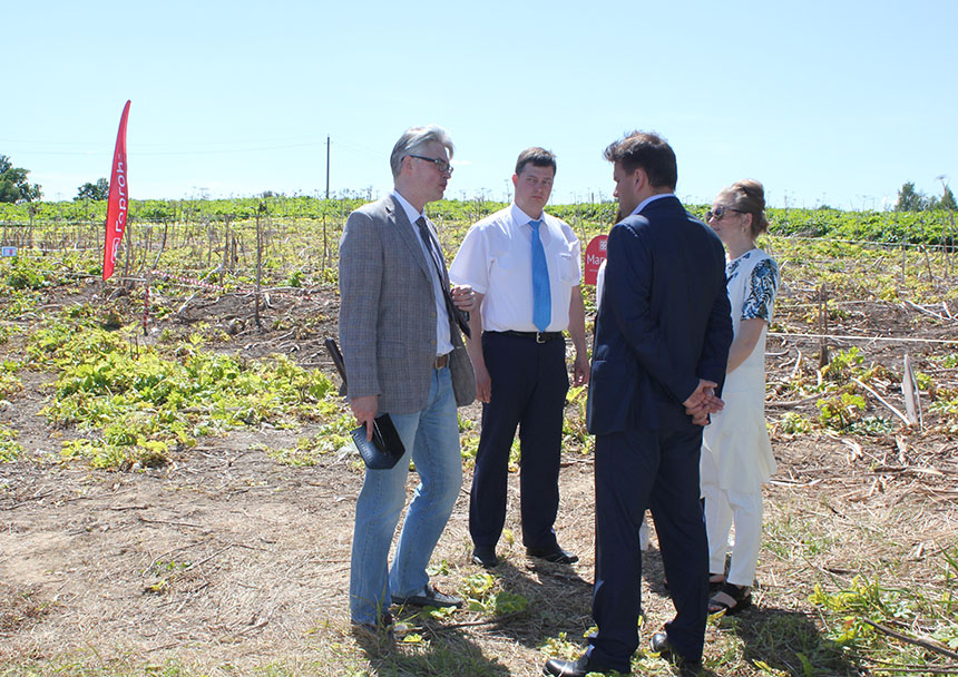 Москва шаарынын муниципалитеттеринин өкүлдөрүнө "Августа" гербициддеринин борщевикке каршы таасири көрсөтүлдү